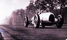 Erster Renneinsatz eines Silberpfeils im Jahr 1934: Hans Stuck im Auto Union-Rennwagen Typ A auf der Avus in Berlin. Foto: Auto-Reporter/Audi